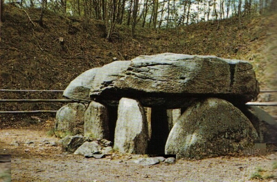 NEO-Megalithgrab der Sieben Steinhäuser-Oberndorfmark LdrKr. SOL-Trichterbecher-um3500 vuZ